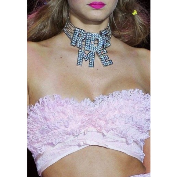 Betsey Johnson Runway RIDE ME Choker - Picture 1 of 9
